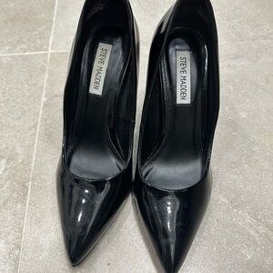 Steve Madden Glossy Black pumps
